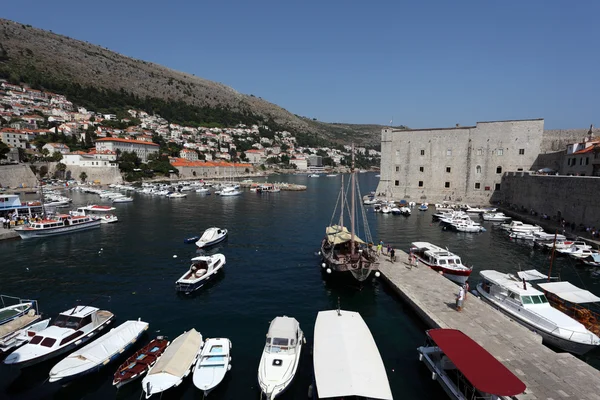 Antiguo puerto de la histórica ciudad de Dubrovnik, Croacia — Foto de Stock