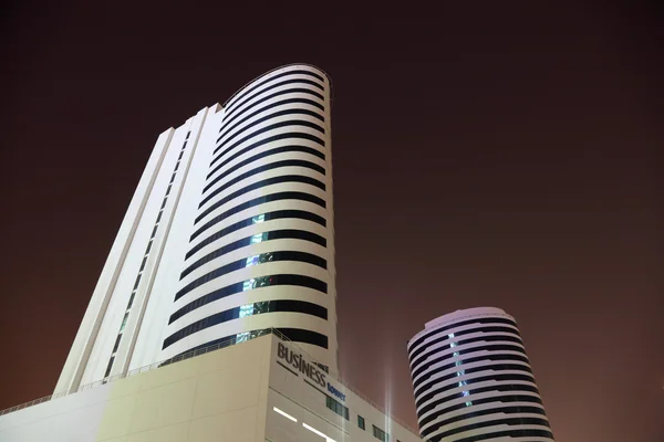 Torre de negócios à noite, Dubai — Fotografia de Stock