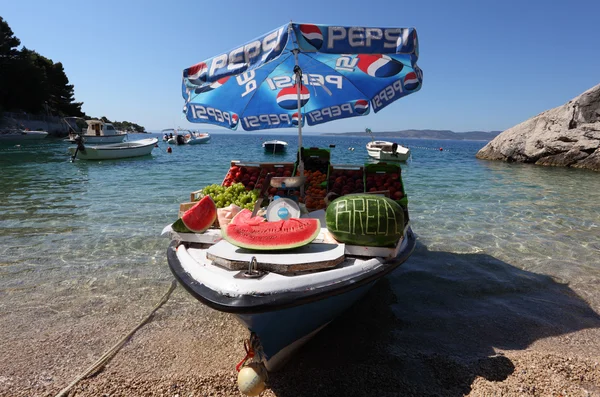 水果供应商的船停泊在亚得里亚海度假村 brela，克罗地亚 — 图库照片