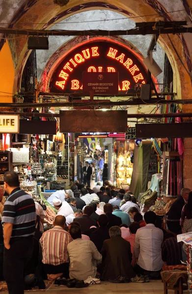 Musulmán listo para la oración en el interior del Gran Bazar, Estambul — Foto de Stock