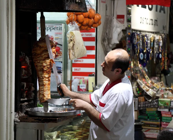 土耳其 doner 烤肉串供应商在伊斯坦布尔餐厅 — 图库照片