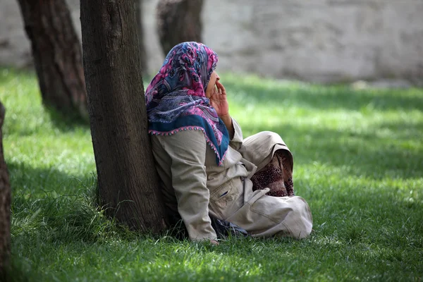 Kvinna i en park, istanbul — Stockfoto