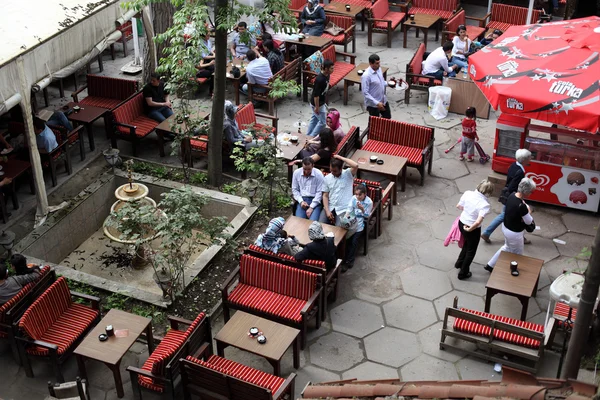 Открытое кафе в Стамбуле, Турция . — стоковое фото