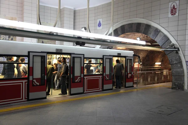 El ferrocarril subterráneo de Tünel en Estambul — Foto de Stock