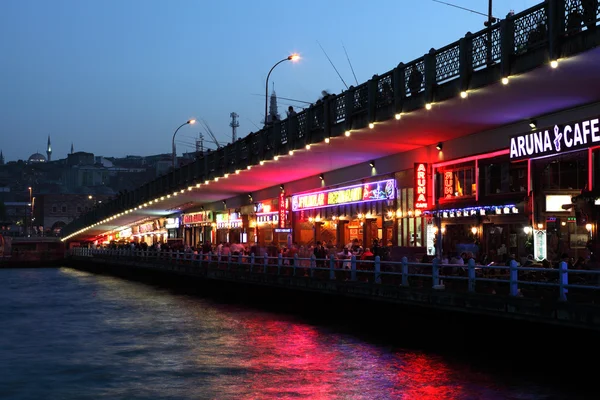 在伊斯坦堡加拉塔大桥的餐厅 — 图库照片