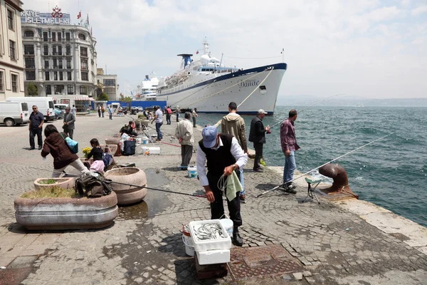 Pescadores en Estambul, Turquía — Foto de Stock