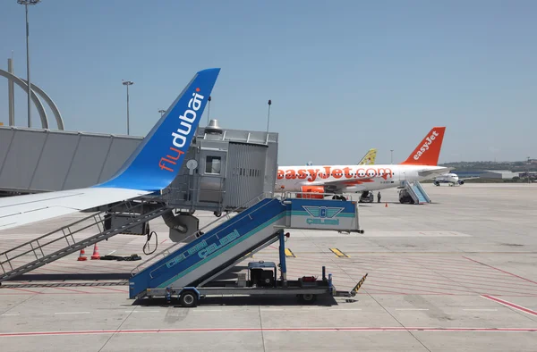 FlyDubai letadlo na letiště sabiha gokcen mezinárodním letišti v Istanbulu — Stock fotografie