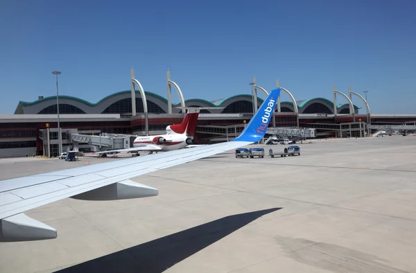Flydubai vliegtuig op de internationale luchthaven sabiha gokcen in istanbul — Stockfoto