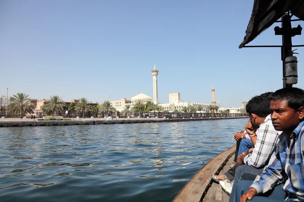 Cruzando el arroyo Dubai en un barco tradicional Abra, Dubai, Emi Árabe Unido —  Fotos de Stock