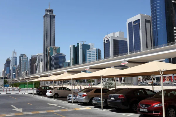 Парковка на Шейх Заид Роуд в Дубае — стоковое фото