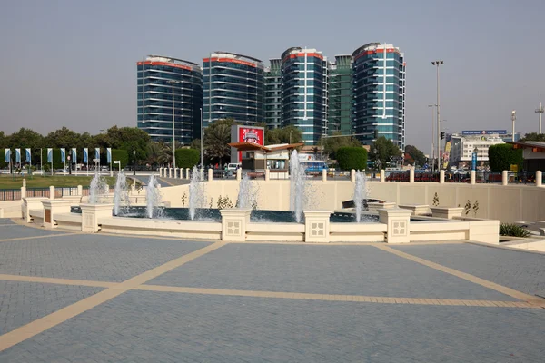 Fontány a moderní budovy na corniche v Abú Dhabí — Stock fotografie