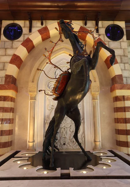 Арабская конная скульптура внутри торгового центра Dubai Mall — стоковое фото