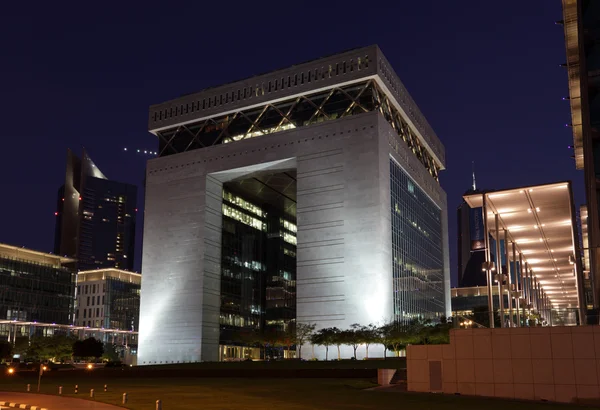 Le Centre financier international de Dubaï (DIFC) illuminé la nuit . — Photo