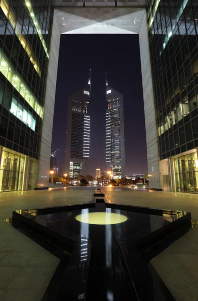 Emirates towers pohled z Dubaj Mezinárodní finanční centrum. — Stock fotografie