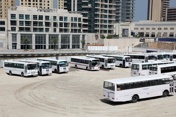 Buss parkering i dubai — Stockfoto