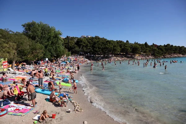 Adriatyk plaży slanica na murter, Chorwacja. — Zdjęcie stockowe