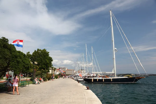 Strandpromenaden i kroatiska staden sibenik. — Stockfoto