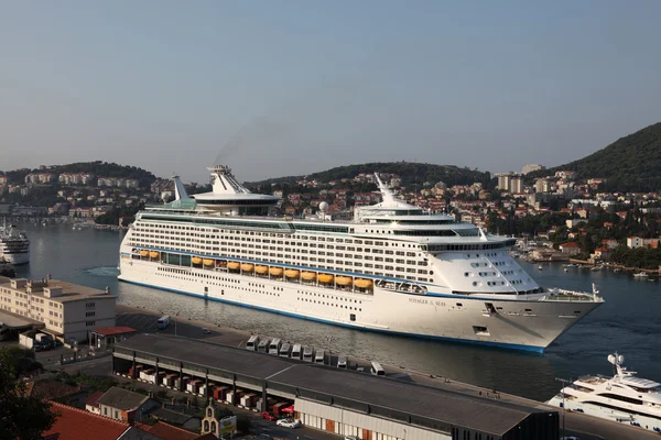 Cruise schip voyager van de zeeën in croatian stad dubrovnik. — Stockfoto