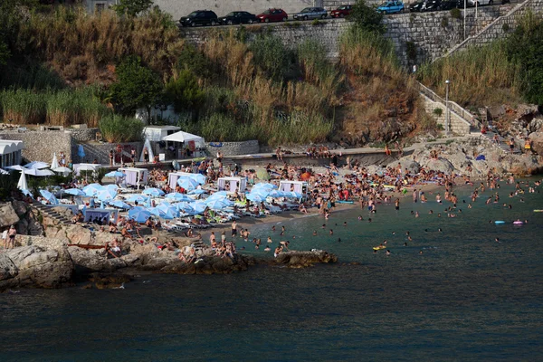 Stranden i kroatiska staden dubrovnik. — Stockfoto
