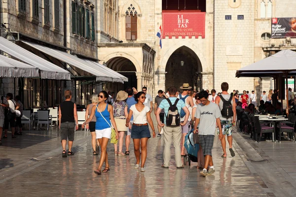 La calle principal en el casco antiguo de Dubrovnik - Stradun —  Fotos de Stock