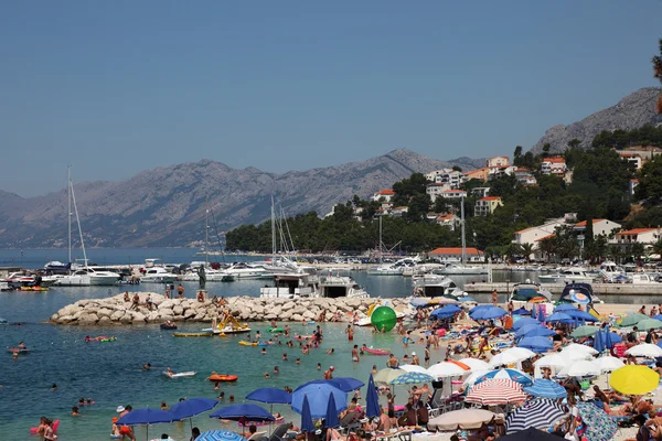 Zatłoczonej plaży Adriatyku ośrodek Brela, Chorwacja. — Zdjęcie stockowe