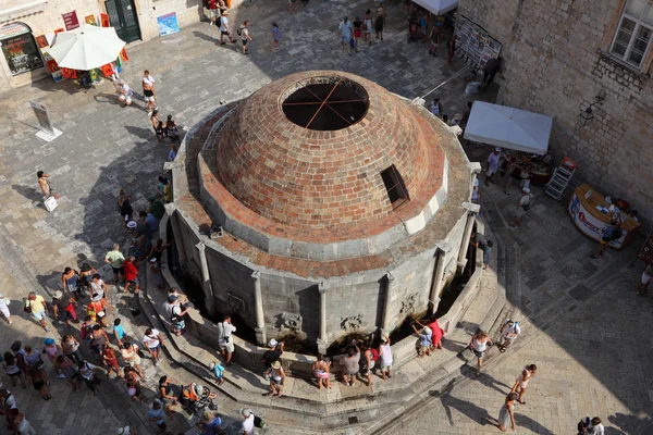 Fuente de Onofrijeva vista desde la muralla de la ciudad, Dubrovnik — Foto de Stock