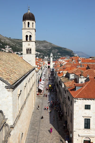 A rua principal em Dubrovnik cidade velha - Stradun . — Fotografia de Stock