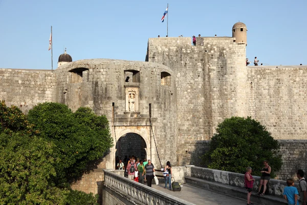 Portão na muralha da cidade de Dubrovnik, Croácia . — Fotografia de Stock