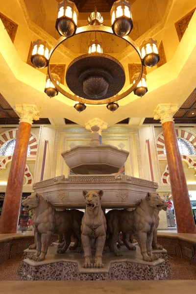 Fonte de Leão dentro da Corte Andaluza, Centro Comercial Ibn Battuta em Dubai — Fotografia de Stock