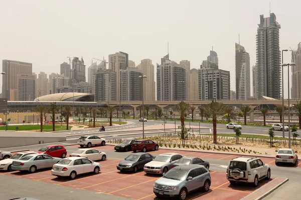Χώρο στάθμευσης αυτοκινήτων στο κέντρο της πόλης του Ντουμπάι — Φωτογραφία Αρχείου