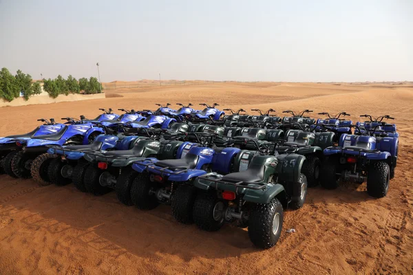 Motos quádruplos no deserto perto de Dubai esperando turistas . — Fotografia de Stock