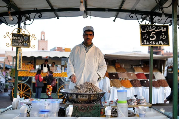 Vaření hlemýždi na prodej na náměstí djemaa el fna náměstí v Marrákeši — Stock fotografie