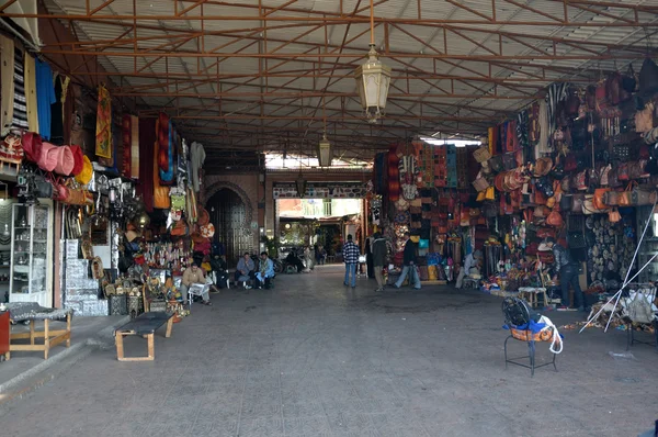 Lojas que vendem produtos artesanais marroquinos na Medina de Marrakech, Marrocos . — Fotografia de Stock