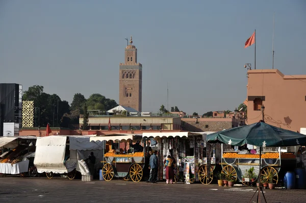 Mercado de zumos de naranja se encuentra en la plaza Djemaa El Fnaa en Marrakech — Foto de Stock