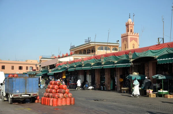 マラケシュのジャマ ・ エル fnaa 広場に立っている市場 — ストック写真