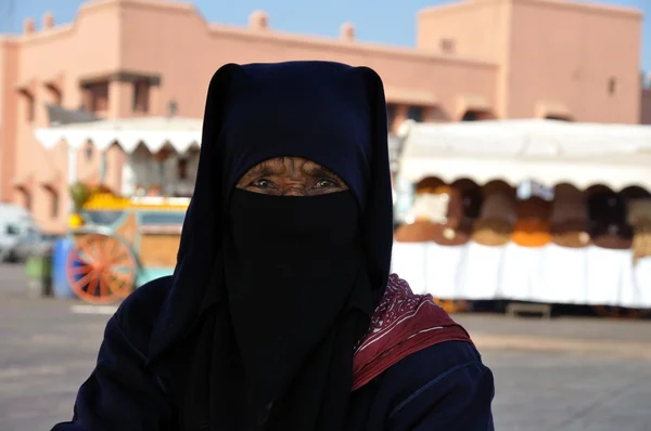 Portret van een berber vrouw op djemaa el fna plein in marrakesh — Stockfoto