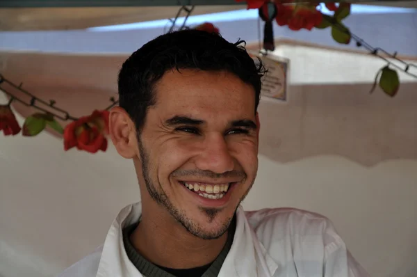Happy orange juice seller at Djemaa el Fna square in Marrakesh — Stock Photo, Image