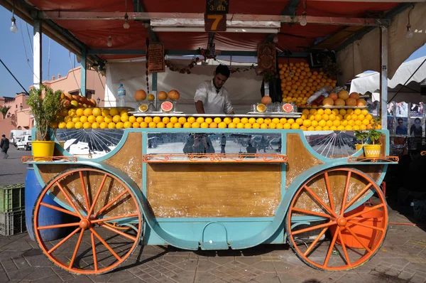 Vendedor de zumo de naranja en la plaza Djemaa el Fna en Marrakech —  Fotos de Stock