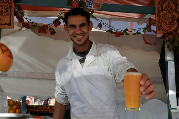 Vendedor de suco de laranja na Praça Djemaa el Fna em Marraquexe — Fotografia de Stock