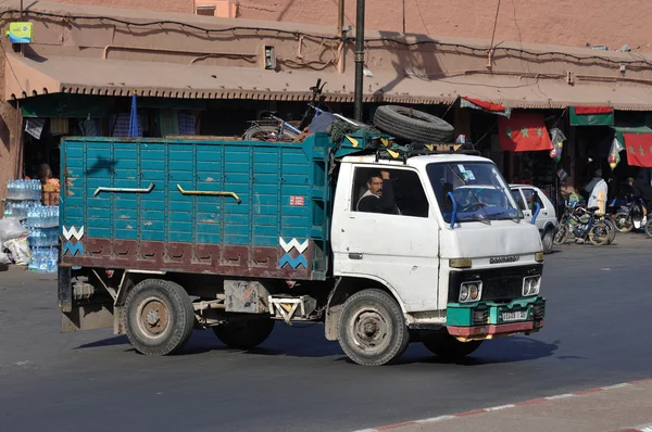 Lastbil i gatan i Marrakech, Marocko — Stockfoto