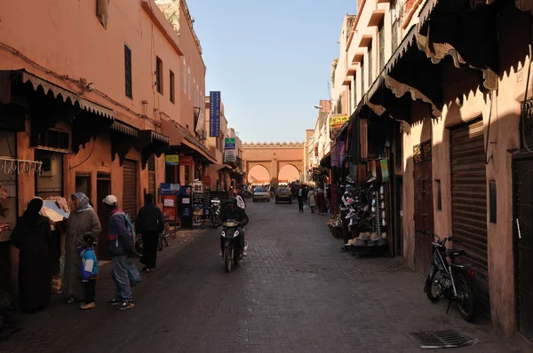 Scena di strada nel centro storico di Marrakech, Marocco . — Foto Stock