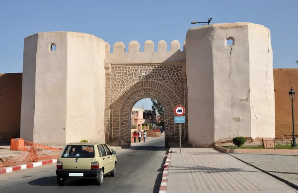 Petit taxi en direction de la porte de la médina de Marrakech — Photo
