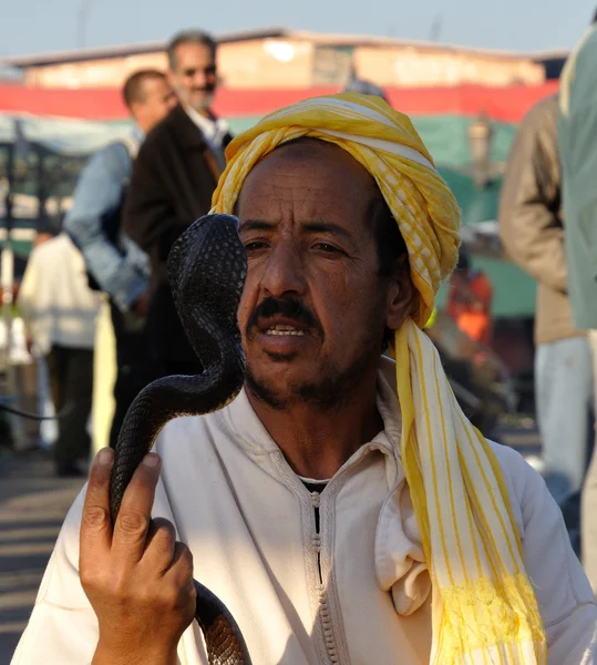 Charmeur de serpent sur la place Djemaa el Fna à Marrakech — Photo