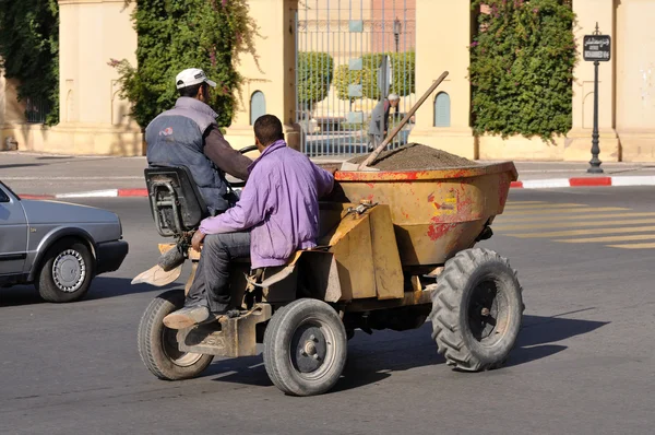 Μικρές κατασκευαστικές φορτηγό στο Μαρακές, Μαρόκο. — Φωτογραφία Αρχείου