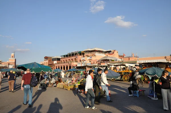 Djemaa el Fna - piazza e piazza del mercato nel quartiere medina di Marrakech , — Foto Stock