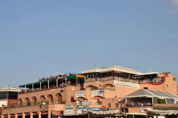 Restaurantes na Praça Djemaa el Fna em Marrakech . — Fotografia de Stock