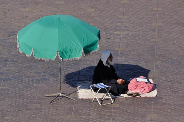 Fortune teller on Djemaa el Fna square in Marrakesh. — Stock Photo, Image
