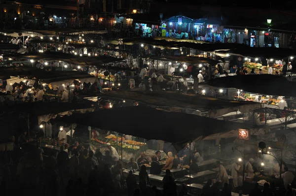 食品摊点 djemaa el fna 广场在晚上，马拉喀什 — 图库照片