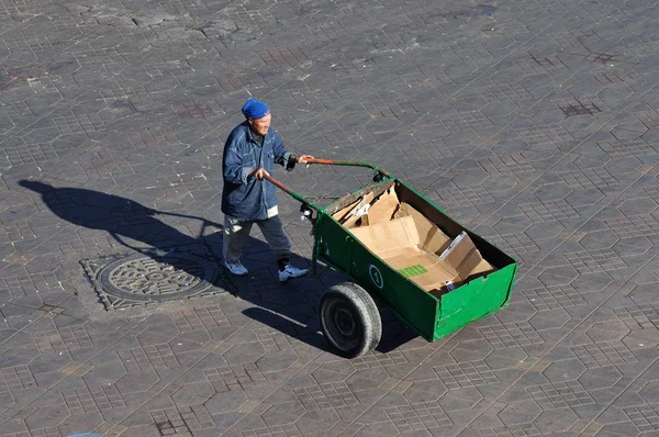 Man met kruiwagen in Marrakech, Marokko. — Stockfoto