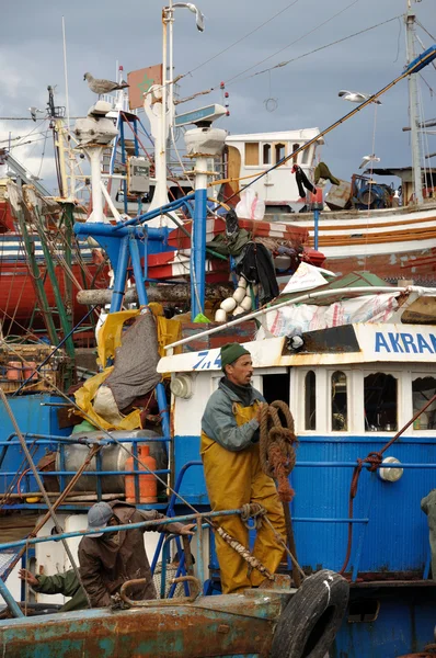 Pescatori nel porto di Essaouria, Marocco . — Foto Stock